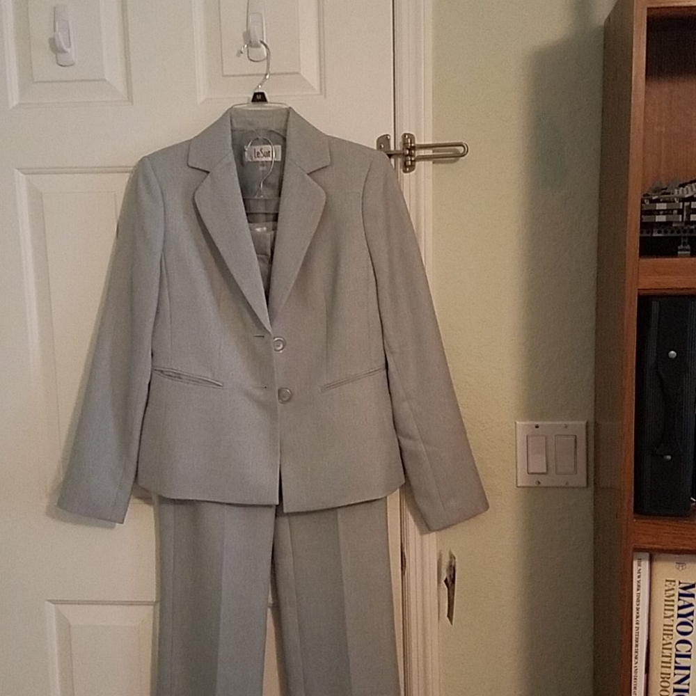 Le Suit, blush blue, size 4, never wore